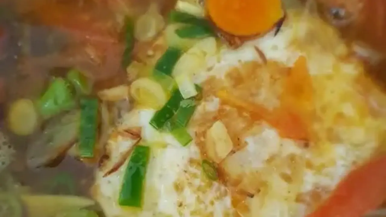 Resep soto telur cemplung simpel. (dok. Cookpad @masak_amatiran)