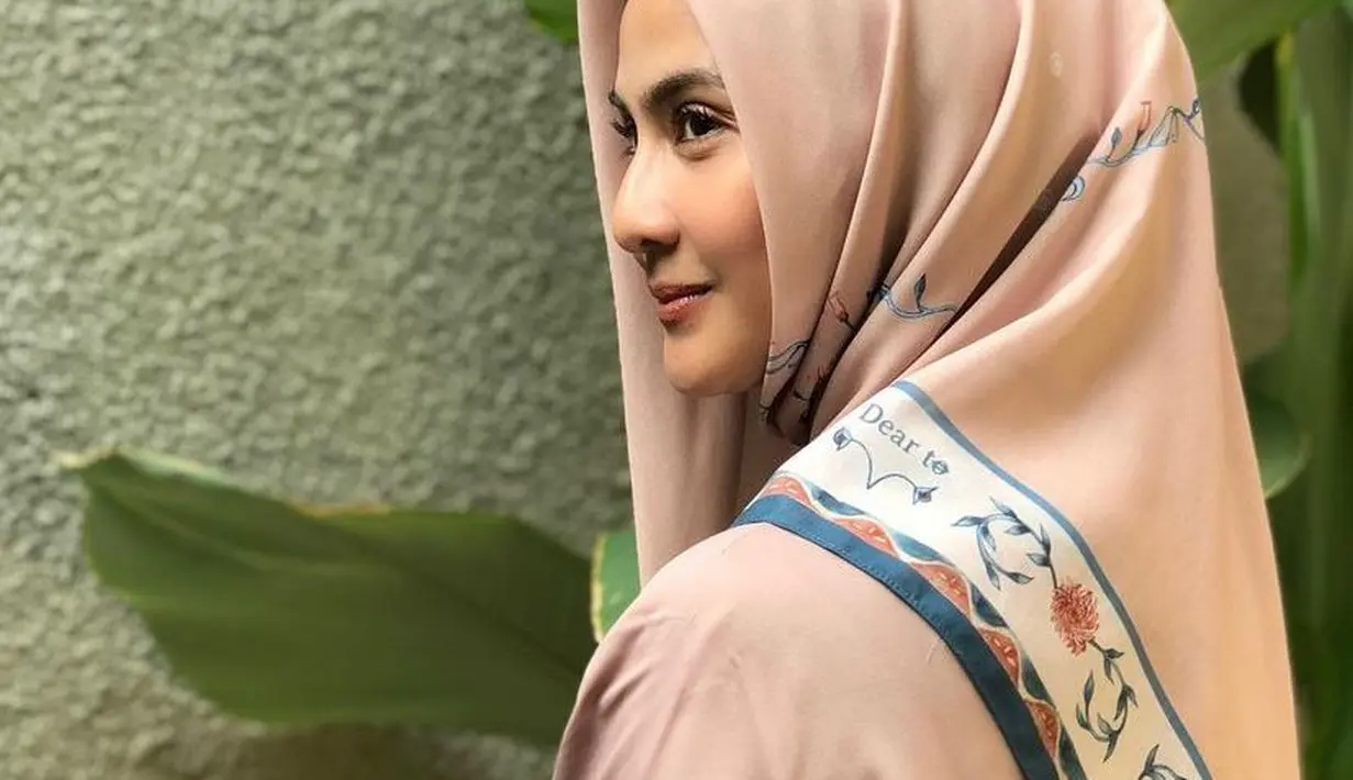 Tak sedikit orang yang dibuat pangling dengan pesona Maudy Koesnaedi saat berhijab. (Instagram/maudykoesnaedi).
