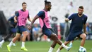 Penyerang Chelsea, Michy Batshuayi mengumpan bola selama sesi latihan di stadion Besiktas Park di Istanbul, Turki (13/8/2019). Chelsea akan bertanding melawan Liverpool dalam pertandingan Piala Super Eropa 2019 di Istanbul, Turki, Kamis (15/8/2019) dini hari WIB. (AFP Photo/Ozan Koze)