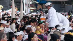 Pemangku menyipratkan air suci pada umat Hindu dalam prosesi Tawur Agung Kesanga menjelang Hari Raya Nyepi di Pura Aditya Jaya, Jakarta, Senin (27/3). Tawur Agung Kesanga ini merupakan upacara yang membersihkan alam semesta. (Liputan6.com/Gempur M Surya)