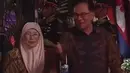 Perdana Menteri Malaysia Dato' Seri Anwar Ibrahim bersama Ibu Wan Azizah Wan Ismail. Ibu Wan mengenakan batik di atas pakaiannya.  [@sandiuno]