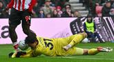 Penampilan apik ditunjukkan kiper Manchester United, Senne Lammens saat bertandang ke markas Sunderland dalam laga lanjutan Liga Inggris 2025/2026, Sabtu (09/05/2026) waktu setempat. (AFP/Andy Buchanan)