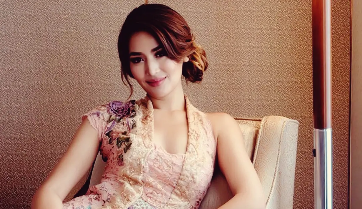 Putri Indonesia 2011 ini lahir di Plaembang 24 September 1990. Setelah memenangkan ajang Putri Indonesia ini ia pun wakili Indonesia dalam ajang Miss Universe 2012 di Las Vegas, Amerika Serikat. (Liputan6.com/IG/@mariaselena_)