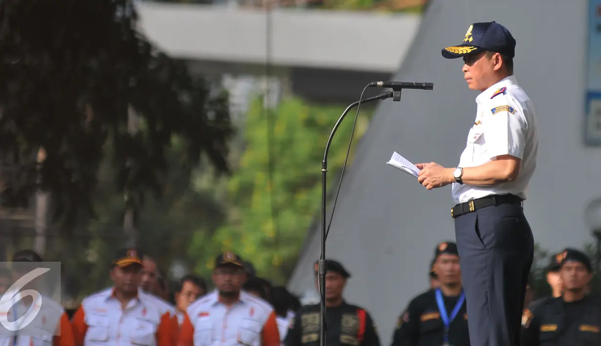 Menhub, Ignasius Jonan memimpin upacara saat menggelar pasukan gabungan untuk angkutan lebaran 2015 di Kemenhub, Jakarta, Kamis (2/7/2015). Kemenhub berkewajiban melancarkan arus mudik-balik lebaran 2015. (Liputan6.com/Herman Zakharia)