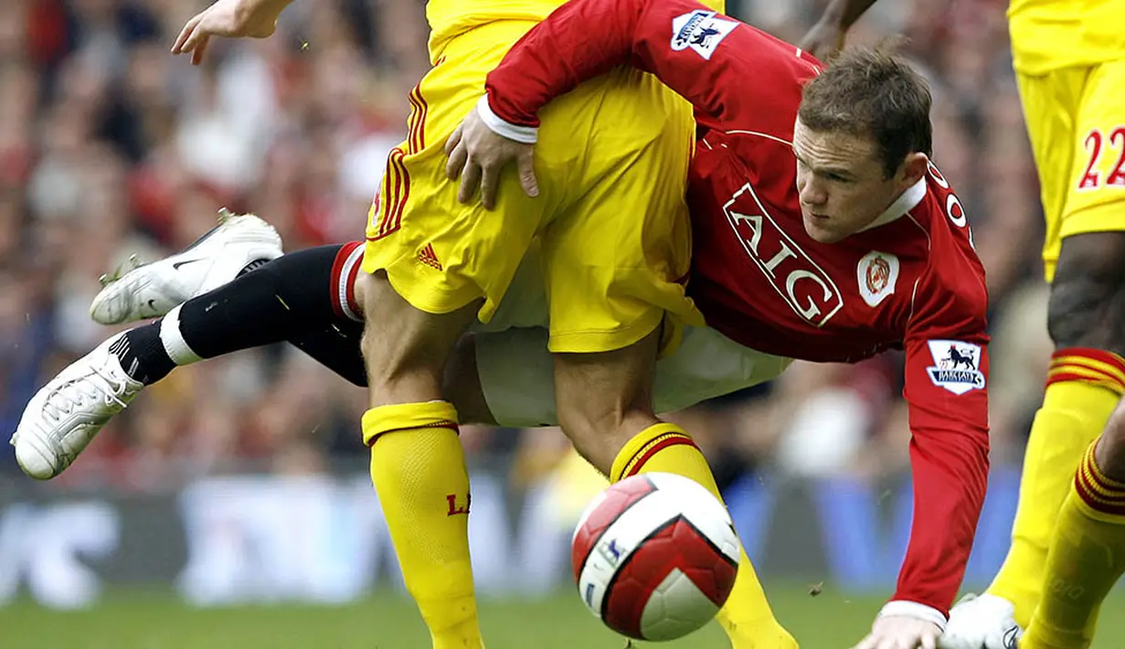 Penyerang Manchester United, Wayne Rooney terjatuh saat berebut bola dengan gelandang Liverpool, Xabi Alonso, pada laga Liga Premier Inggris di Stadion Old Trafford, Inggris, Minggu (22/10/2006). (AFP/Andrew Yates)