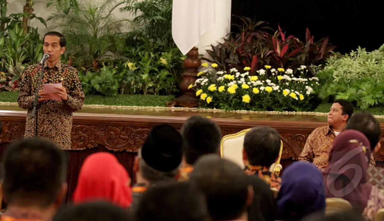 Presiden Joko Widodo (kiri) menyampaikan pidato saat pertemuan dengan pimpinan Bawaslu se-Indonesia di Istana Negara, Jakarta, (24/2/2015). Pertemuan membicarakan permasalahan Bawaslu jelang berlangsungnya Pilkada serentak.  (Liputan6.com/Faizal Fanani)