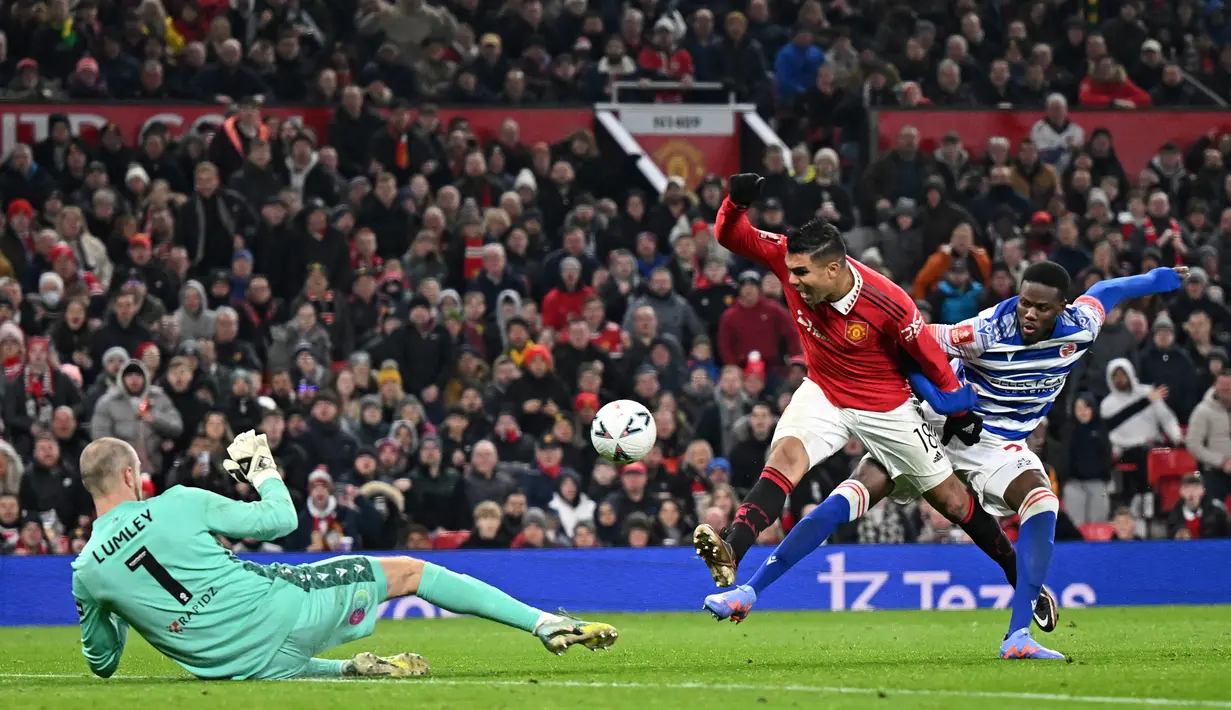 Sembilan menit memasuki babak kedua, Manchester United akhirnya unggul 1-0 melalui Casemiro. Gol dicetak Casemiro yang memanfaatkan umpan terobosan Antony dengan mencungkil bola melewati kiper Reading, Joe Lumley yang berusaha maju untuk menutup ruang. (AFP/Oli Scarff)