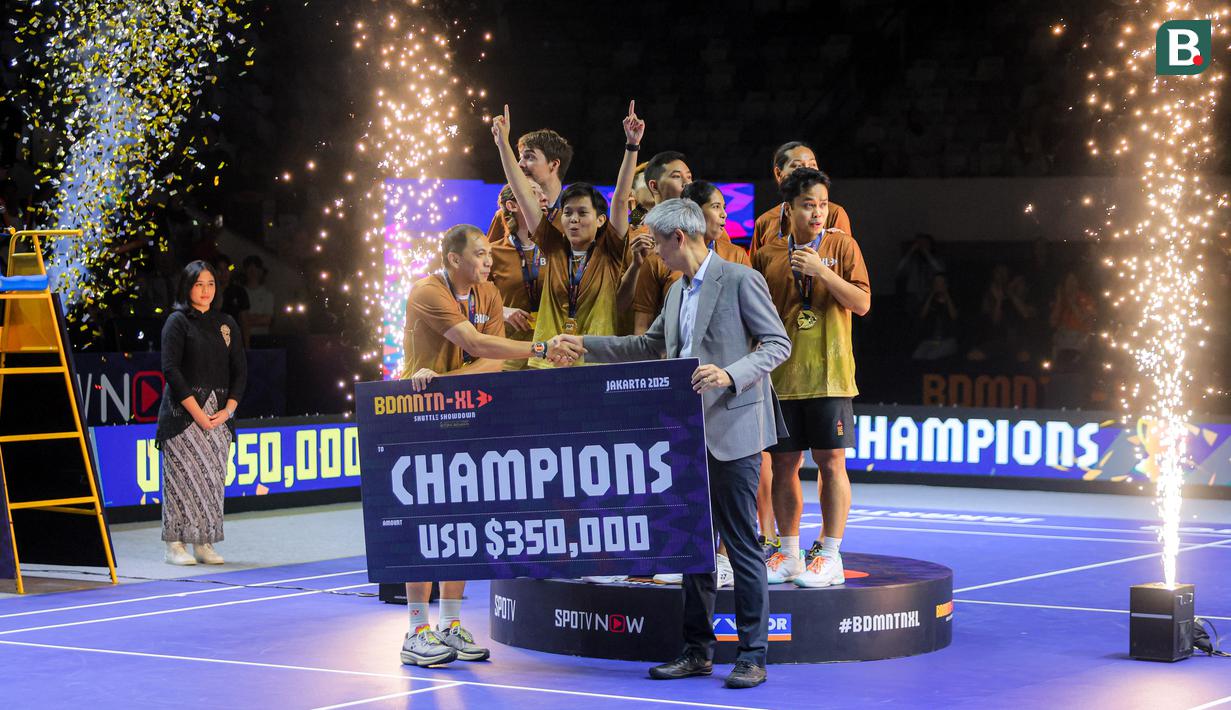 Tim Hurricanes merayakan juara Badminton XL 2025 setelah mengalahkan tim Rockets dalam laga final yang berlangsung di Istora Senayan, Jakarta, Minggu (05/10/2025). (Bola.com/Bagaskara Lazuardi)