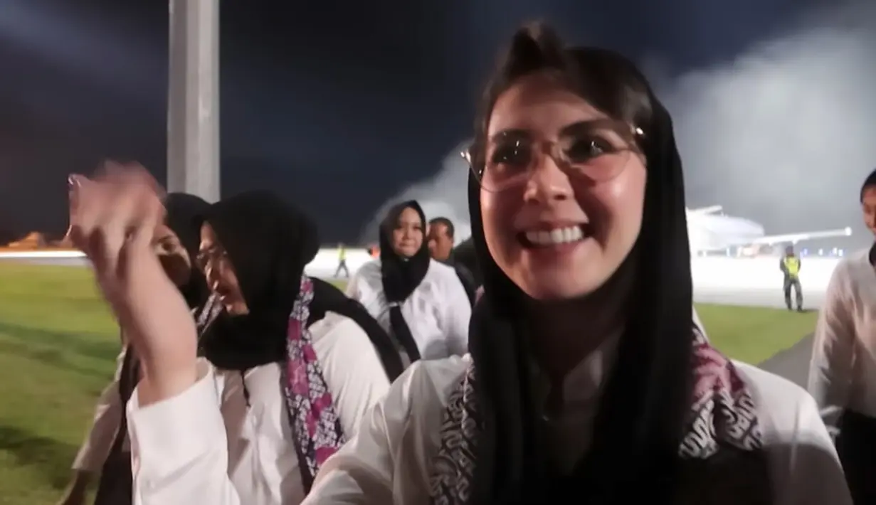 Meski sedang kurang enak badan, Arumi Bachsin mengaku senang kunjungan kerja ke Banyuwangi mendampingi Ibu Iriana dan Wury Ma'aruf Amin. Potret bahagia Arumi setelah mengantarkan rombongan Ibu Presiden dan Wakil Presidan meninggalkan Banyuwangi. Arumi pun kembali ke Surabaya. [Youtube/Arumi Bachsin]