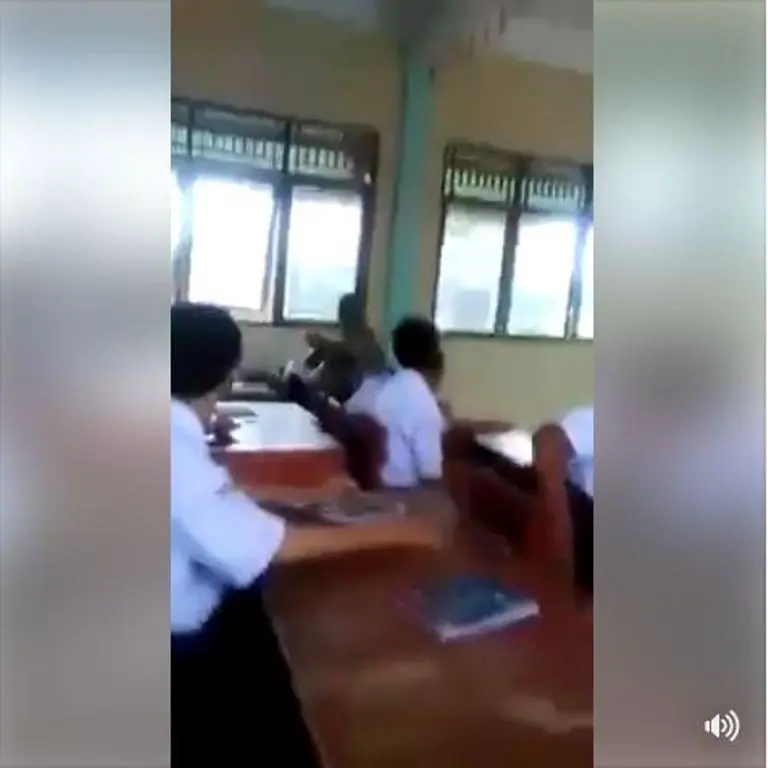 Soal viralnya video yang diduga guru pukul murid, ini kata Mendikbud. (Foto: Screen Capture Facebook)