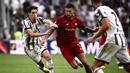 Tertinggal satu gol, Lorenzo Pellgrini dkk berusaha mencari gol penyeimbang dengan lebih intens melakukan tusukan-tusukan ke pertahanan Juventus. (AFP/Marco Bertorello)