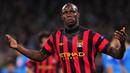 Mario Balotelli. Striker Italia berusia 31 tahun yang sejak awal musim 2021/2022 memperkuat Adana Demirspor ini pernah memperkuat Manchester City selama 2,5 musim mulai 2010/2011 hingga pertengahan musim 2012/2013 sejak didatangkan dari Inter Milan pada awal musim 2010/2011 dengan nilai transfer 29,5 juta euro. Ia langsung mencetak 1 gol pada laga debutnya di leg pertama kualifikasi Liga Europa 2010/2011 (19/8/2010) menghadapi tuan rumah FC Timisoara yang berkesudahan 1-0. Ia total tampil dalam 80 laga bersama Mancity di semua ajang dengan torehan 30 gol dan 7 assist. (AFP/Alberto Pizzoli)