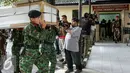 Sejumlah awak media saat meliput 13 peti korban helikopter TNI yang jatuh di RS Polri, Jakarta, Senin (21/3). Helikopter TNI AD mengalami kecelakaan saat akan mendarat di stadion Poso. (Liputan6.com/Yoppy Renato)