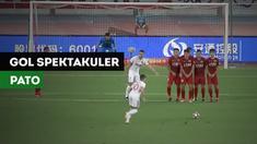 Eks AC Milan, Alexandre Pato mencetak gol spektakuler saat Tianjin Quanjian menghadapi Shanghai SIPG.