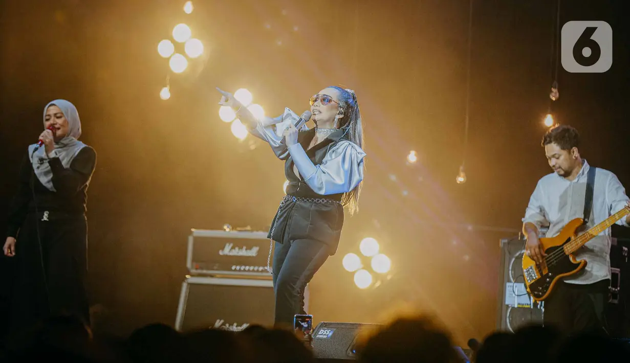 Penyanyi Reza Artamevia tampil menghibur penonton pada hari ketiga BNI Java Jazz Festival 2022 di Jakarta International Expo, Kemayoran, Jakarta Pusat, Minggu (29/5/2022). Reza Artamevia membawakan sejumlah tembang hits miliknya seperti, Berharap Tak Berpisah, Keabadian dan Pertama. (Liputan6.com/Faizal Fanani)