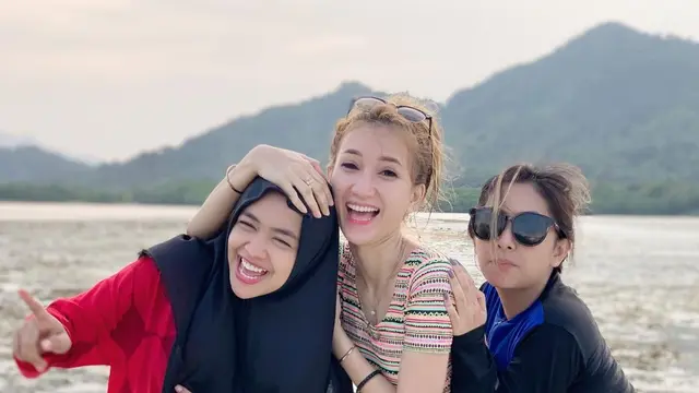 Jadi Bridesmaid, Ini 6 Potret Persahabatan Ria Ricis dan Marissa Chacha