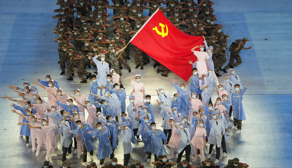 Penampil berpakaian sebagai responden pertama dalam perang melawan pandemi COVID-19 saat pertunjukan gala menjelang peringatan 100 tahun berdirinya Partai Komunis China di Beijing, China, 28 Juni 2021. Partai Komunis China akan merayakan HUT ke-100 pada 1 Juli 2021. (AP Photo/Ng Han Guan)