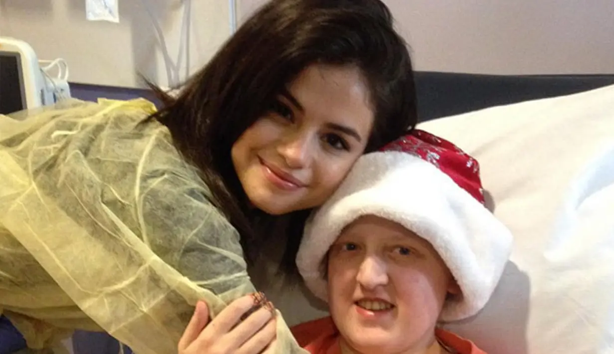 Merayakan Natal memang kerap dilakukan dengan cara yang berbeda oleh setiap orang. Selena Gomez contohnya, salah satu agenda Natalnya tahun ini ia mengunjungi rumah sakit anak dan berbagi kebahagiaan di sana. (doc.hollywoodlife.com)