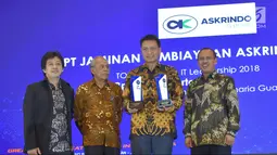 Direktur Keuangan Askrindo Syariah, Subagio Istiatno (kedua kanan) menerima penghargaan TOP IT & TELCO 2018 kategori Implementation on Sharing Insurance Sector 2018 dan TOP Leader on IT Leadership 2018 di Jakarta, Kamis (6/12). (Liputan6.com/HO/Iqbal)