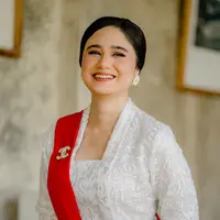 Menggandeng makeup dan pilihan kebaya profesional, penampilan Tissa Biani cantik paripurna. Konsep adat jawa bersatu dengan warna merah putih sebagai lambang negara. (Instagram/tissabiani)