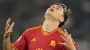 Reaksi pemain Roma Paulo Dybala saat melawan Cremonese pada pertandingan sepak bola babak 16 besar Coppa Italia. (Alfredo Falcone/LaPresse via AP)