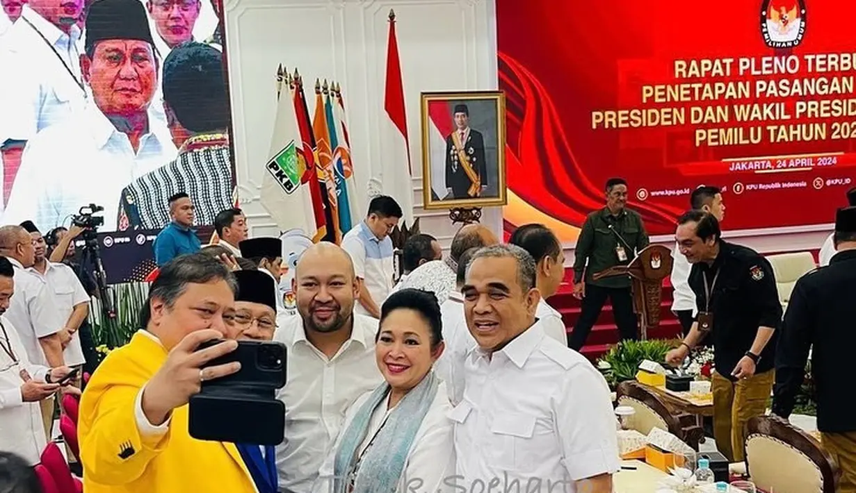 Titiek hanya mengenakan blus panjang berwarna putih sebagai dresscode tim Prabowo-Gibran di KPU.  [@titieksoeharto]