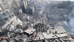 Serangan militer Israel merobohkan beberapa gedung apartemen di Khan Younis. (Mahmud HAMS/AFP)
