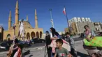 Orang-orang yang melarikan diri dari pengeboman Israel di pinggiran selatan Beirut, berkumpul dengan barang-barang mereka di Martyrs Square di pusat ibu kota Lebanon di mana mereka bermalam pada 28 September 2024. (JOSEPH EID/AFP)