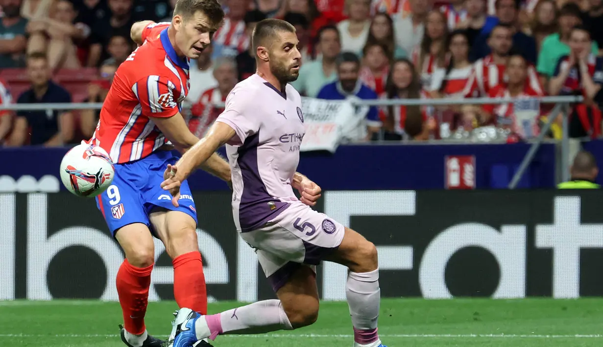 Atletico Madrid terus tampil menekan barisan pertahanan Girona. (Pierre-Philippe MARCOU/AFP)