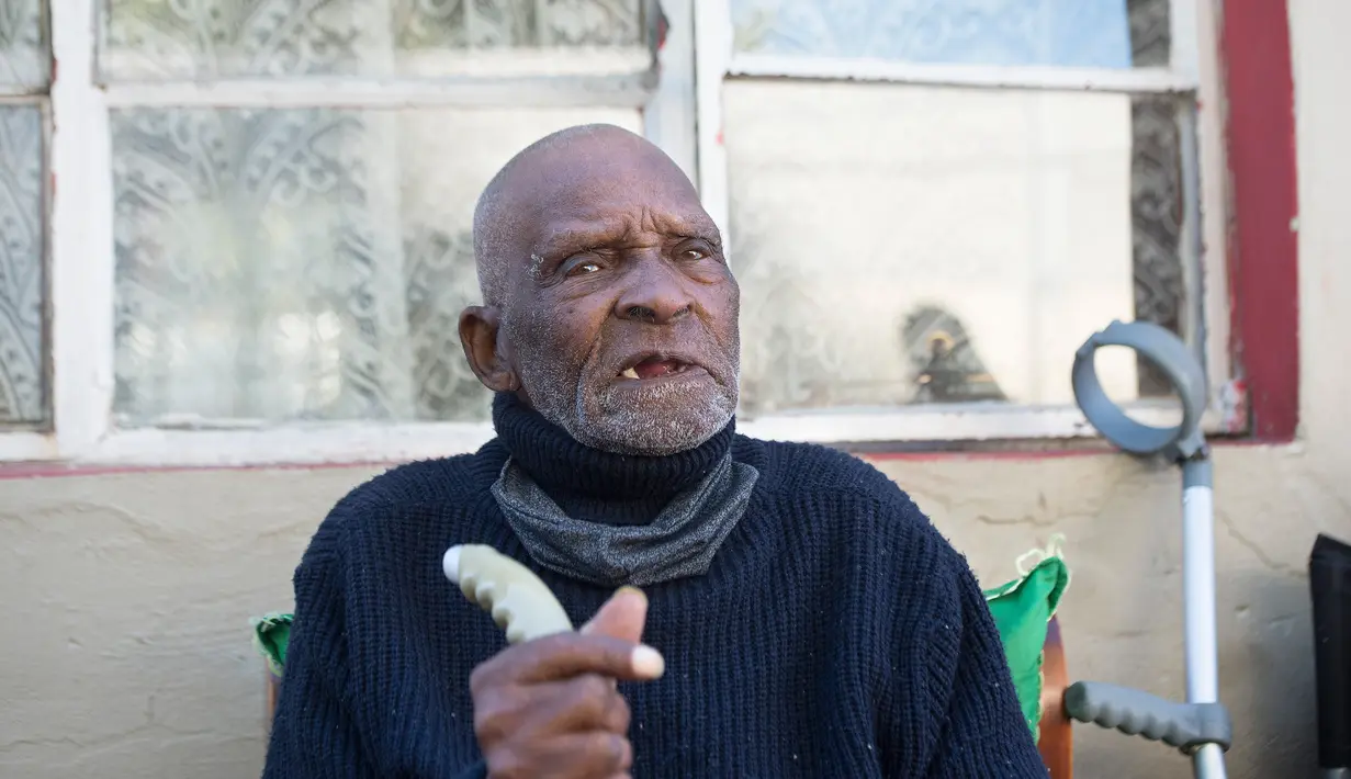 Fredie Blom berbicara tentang ingatannya ketika merayakan ulang tahun ke 116 di rumahnya di Delft, dekat Cape Town, 8 Mei 2020. Menurut 'Oupa' (kakek) Fredie dan kartu identitasnya, ia lahir pada tahun 1904 yang menjadikannya salah satu pria tertua di dunia. (RODGER BOSCH/AFP)