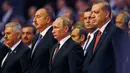 Presiden Rusia Vladimir Putin dan Presiden Turki Recep Tayyip Erdogan saat mengikuti acara 23rd World Energy Conress, Istanbul, Turki (10/10). Ini kunjungan pertama Putin ke Turki sejak penembakan jet Rusia oleh Turki tahun lalu. (AP Photo/Emrah Gurel)