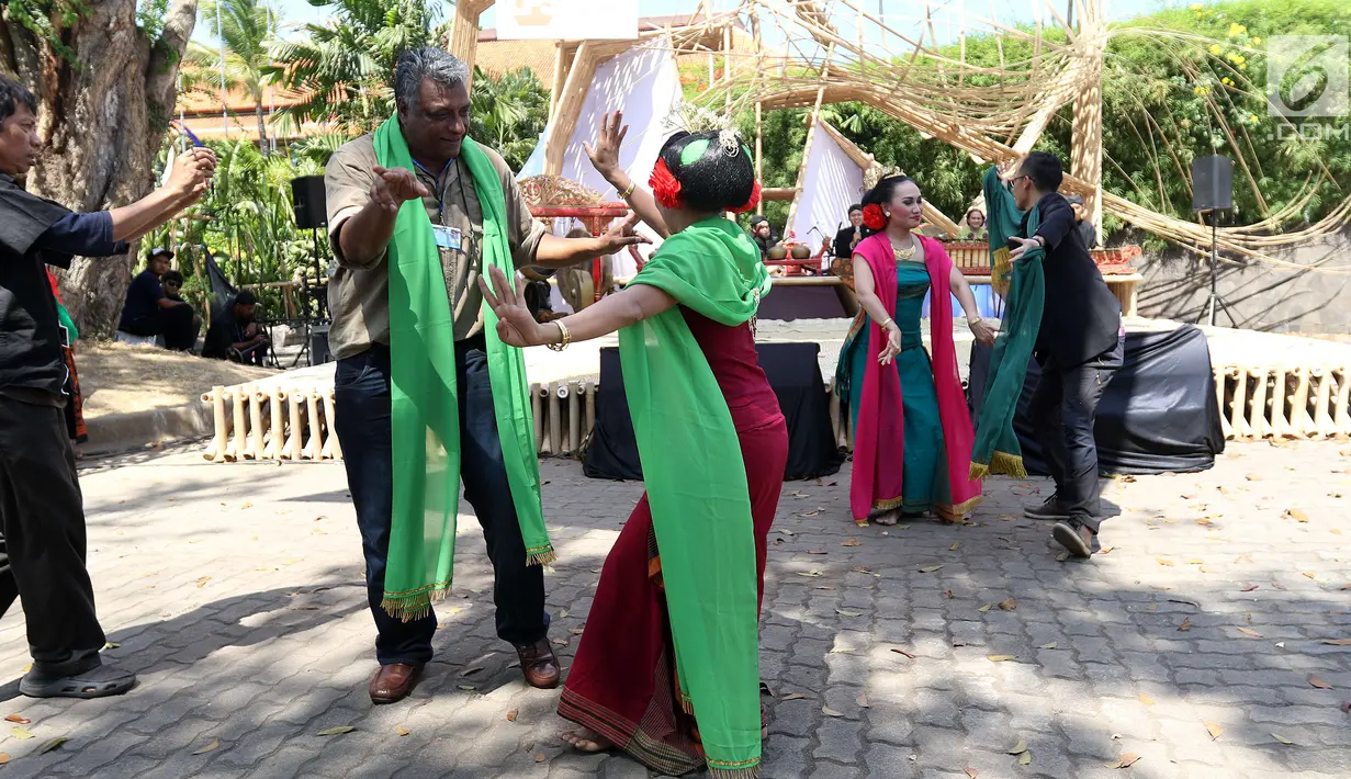 Para delegasi ikut menari pada pertunjukkan budaya nusantara di arena Pertemuan Tahunan IMF - World Bank 2018 di Nusa Dua Bali, Jumat (12/10). BeKraf dan LPS menyajikan beragam seni dan budaya Nusantara. (Liputan6.com/Angga Yuniar)