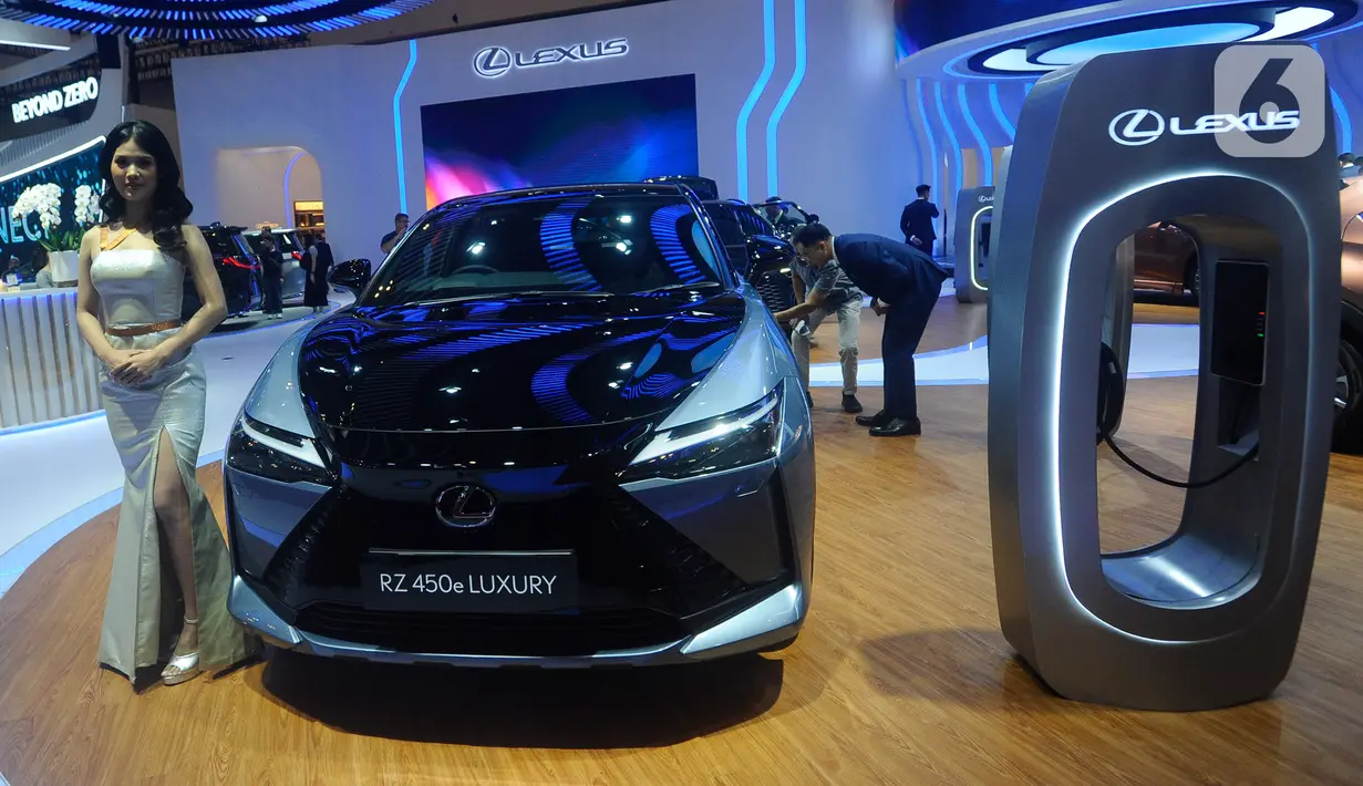 Model berdiri di samping mobil mewah Lexus RZ 450e Luxury dengan harga mulai Rp 1,6 miliar pada pameran otomotif GAIKINDO Indonesia International Auto Show (GIIAS) 2024 di Indonesia Convention Exhibition (ICE) BSD Tangerang, Banten, Jumat (19/7/2024). (merdeka.com/Arie Basuki)