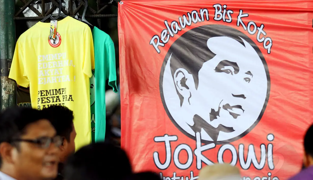 Relawan Bis Kota, begitulah para supir angkot, kondektur, pengamen, pedagang kaki lima, dan tukang ojek menamakan gerakan dukungan mereka buat pasangan Jokowi-JK, (29/5/2014). (Liputan6.com/Faizal Fanani)