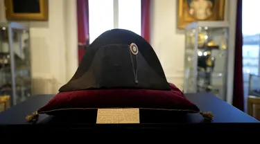 Salah satu topi hitam lebar khas yang dikenakan Napoleon Bonaparte dipajang di rumah lelang Osenat di Fontainebleau, selatan Paris, Jumat, 17 November 2023.  (AP Photo/Christophe Ena)
