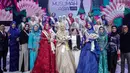 Para finalis Puteri Muslimah Asia 2018 berfoto bersama setelah malam puncak penobatan di Studio 6 Emtek, Jakarta, Senin (7/5). Uyaina Arshad dari Malaysia terpilih menjadi Puteri Muslimah Asia 2018 menyisihkan 18 peserta. (Liputan6.com/Faizal Fanani)