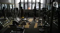 Pekerja merapikan tempat pusat kebugaran Mark Gym di kawasan Tebet, Jakarta, Selasa (5/10/2021). Meski demikian, tetap diberlakukan pembatasan seperti jumlah pengunjung maksimal 25 persen.  (Liputan6.com/Faizal Fanani)