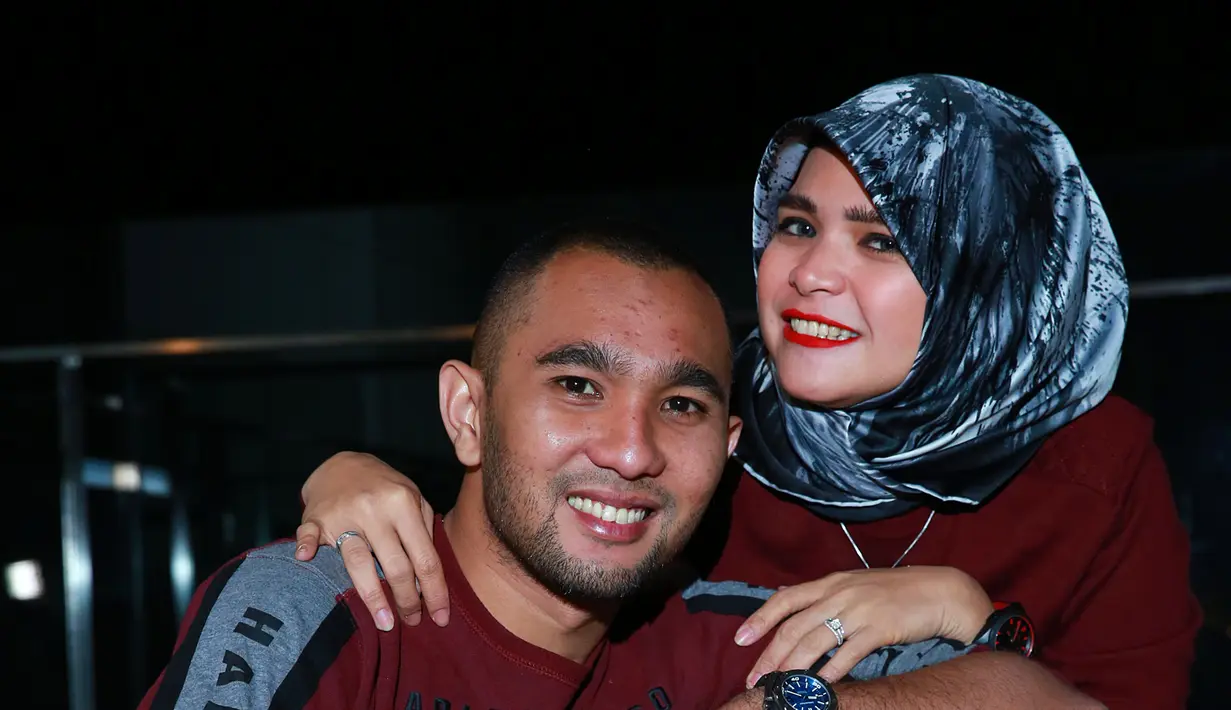 'Untuk honeymoon emang belum kok. Tapi kalau ada waktu, dan rezekinya ada, ayo kita jalani aja, kita juga enggak ngoyo,' ujar Enji.  (Deki Prayoga/Bintang.com)