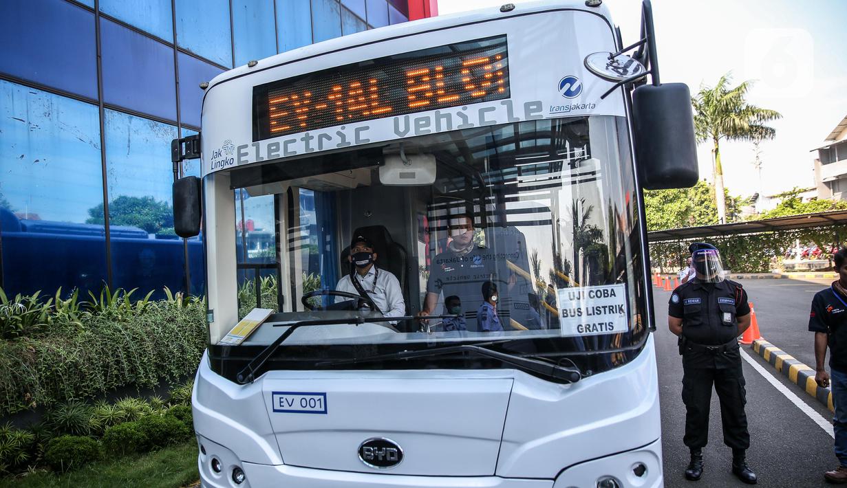 Bus listrik Transjakarta jelang uji coba di Kantor Pusat Transjakarta, Senin (6/7/2020). Layanan ini akan beroperasi setiap hari, mulai pukul 10.00-20.00 WIB dan berhenti di halte-halte Non-BRT di sepanjang rute Blok M hingga Balai Kota. (Liputan6.com/Faizal Fanani)