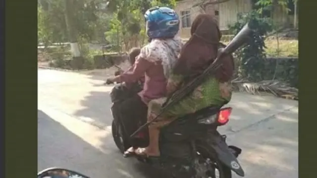 Foto Emak-Emak Naik Motor