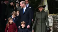 Keluarga Pangeran William dan Kate Middleton di acara Natal kerajaan di Sandringham, Minggu, 25 Desember 2022. (dok. Daniel LEAL / AFP)