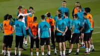 Para pemain Real Madrid mendengarkan instruksi pelatih Zinedine Zidane saat latihan di Abu Dhabi, Uni Emirat Arab,(11/12). Zidane memastikan Real Madrid sangat berambisi untuk kembali mendapatkan trofi Piala Dunia Klub. (AP Photo/Hassan Ammar)