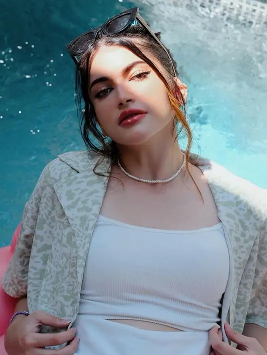Tak hanya cantik, pemeran Retta dalam sinetron Badai Pasti Berlalu ini, juga pandai memadupadankan busana. Ketiku berlibur dan bersantai di pinggir kolam, ia tampil dengan outfit kekinan. Makeup yang menghiasi wajah Valerie pun membuatnya kian menawan.(Liputan6.com/IG/@agathavalerie)