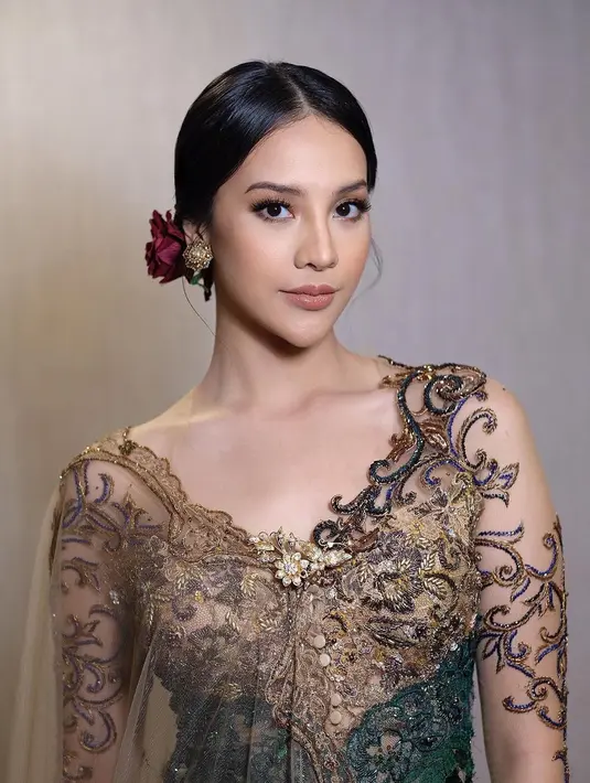 <p>Kebaya yang dikenakan Anya Geraldine merupakan kebaya brokat dengan nuansa warna hijau dan emas, dengan detail bros dan sheer fabric yang menutupi sebagian tubuhnya. Foto: Instagram.</p>