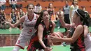 Pemain MP Samator Jakarta, Dinda Putri (tengah) gagal melewati pertahanan pemain Sahabat Semarang pada laga Srikandi Cup 2018 di GOR Lokasari, Jakarta, Rabu (21/3/2018). Sahabat menang 51-46. (Bola.com/Nick Hanoatubun)