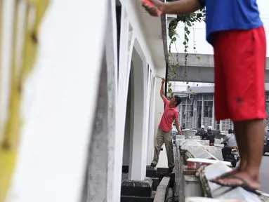 Pekerja sedang menyelesaikan pengecatan pintu air Istiqlal, Jakarta Pusat, Senin (14/11). Pengecatan dilakukan untuk menjaga pintu air yang merupakan salah satu cagar budaya tersebut agar tetap bersih dan terawat. (Liputan6.com/Immanuel Antonius)