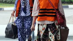 Istri muda Bupati Bengkulu Selatan, Dirwan Mahmud, Hendrati dan Kasi Dinkes Nursilawati tiba menjalani pemeriksaan lanjutan terkait kasus suap pengadaan pekerjaan infrastruktur di gedung KPK, Jakarta, Kamis (12/06). (Merdeka.com/Dwi Narwoko)