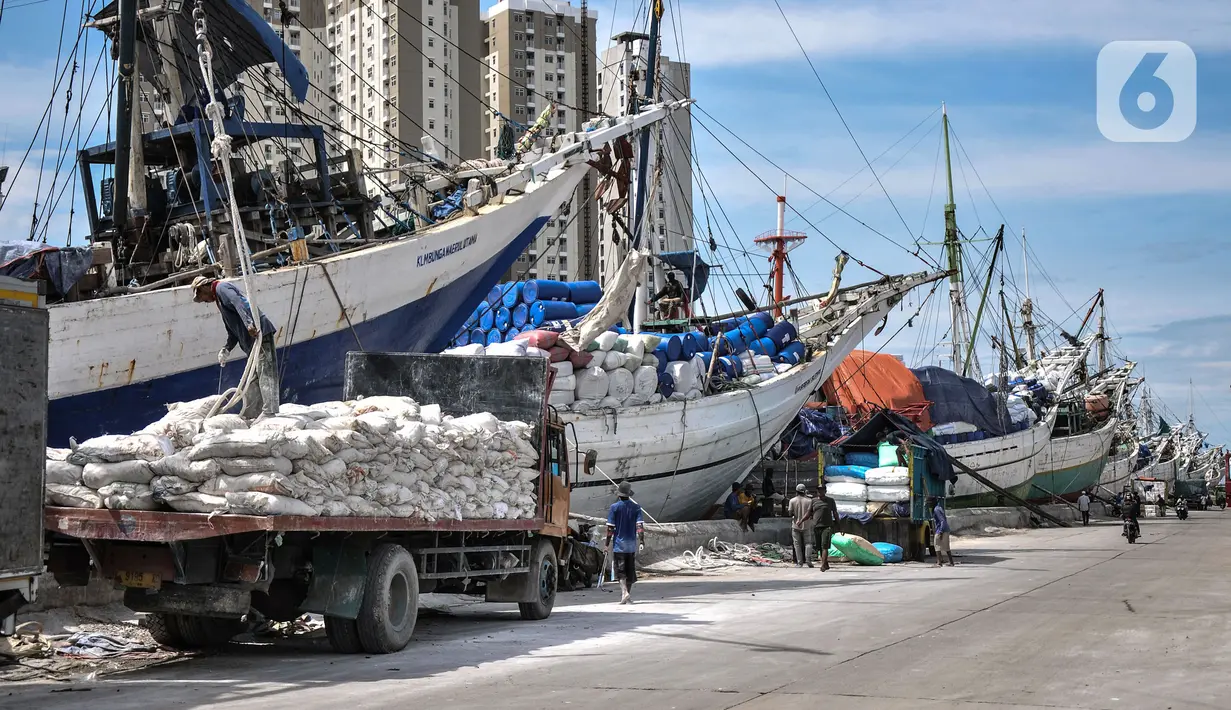 Aktivitas pekerja saat bongkar muat kapal di Pelabuhan Sunda Kelapa, Jakarta, Senin (29/11/2021). Kementerian Perdagangan mencatat nilai neraca perdagangan Indonesia mengalami surplus tertinggi sepanjang sejarah yaitu sebesar 30,81 miliar USD pada Januari-Oktober 2021. (merdeka.com/Iqbal S. Nugroho)