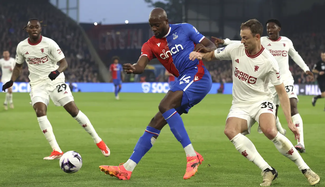 Sementara itu, dua gol lainnya masing-masing dicetak oleh Jean-Philippe Mateta dan Tyrick Mitchell. (AP Photo/Ian Walton)