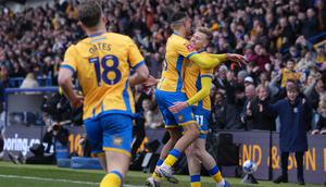 Striker Mansfield Town FC, Will Evans, merayakan gol yang dicetaknya ke gawang Arsenal dalam lanjutan Piala FA atau FA Cup, Sabtu (7/3/2026) malam WIB. (AFP / Jon Super)